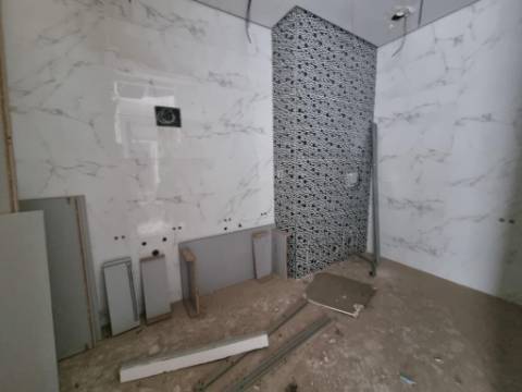 Terreno com prédio por concluir (edifício de habitação e comércio)