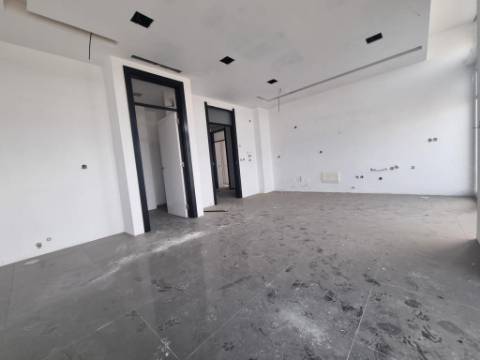 Terreno com prédio por concluir (edifício de habitação e comércio)