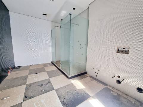 Terreno com prédio por concluir (edifício de habitação e comércio)