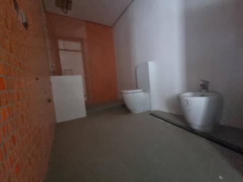 Terreno com prédio por concluir (edifício de habitação e comércio)