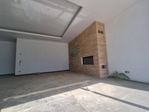 Terreno com prédio por concluir (edifício de habitação e comércio)