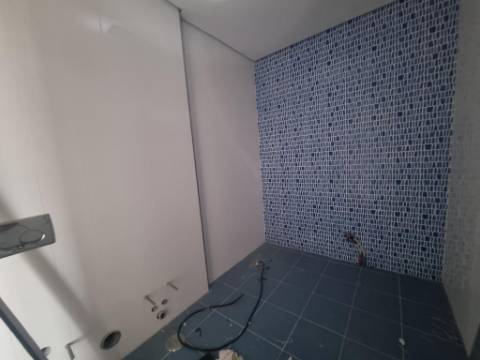 Terreno com prédio por concluir (edifício de habitação e comércio)