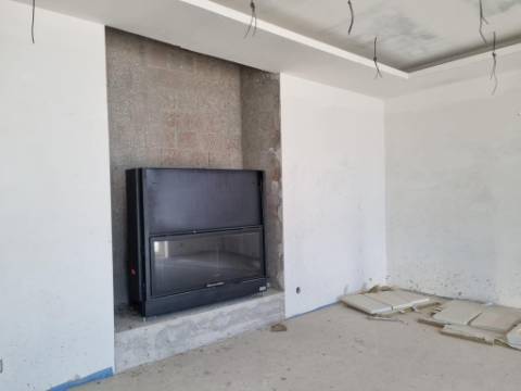 Terreno com prédio por concluir (edifício de habitação e comércio)