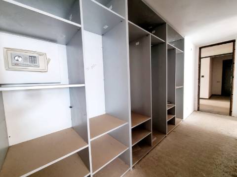 Terreno com prédio por concluir (edifício de habitação e comércio)