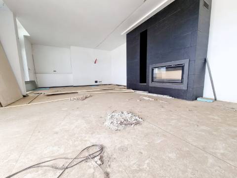 Terreno com prédio por concluir (edifício de habitação e comércio)