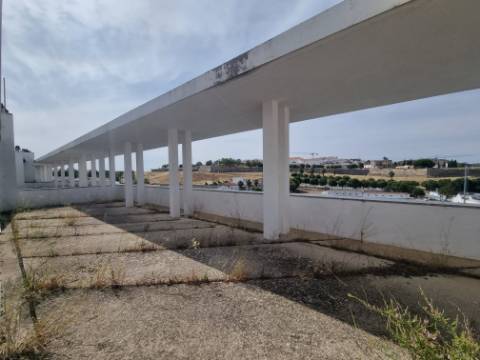 Terreno com prédio por concluir (edifício de habitação e comércio)