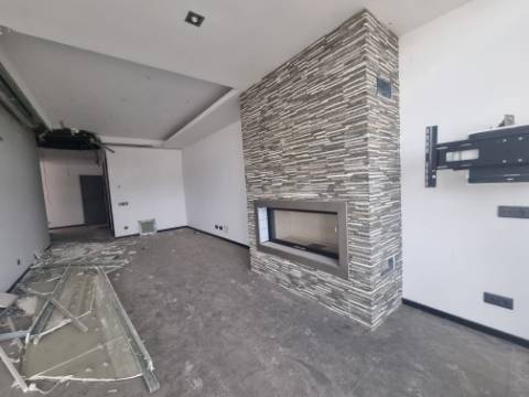 Terreno com prédio por concluir (edifício de habitação e comércio)