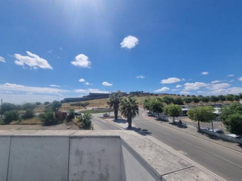 Terreno com prédio por concluir (edifício de habitação e comércio)