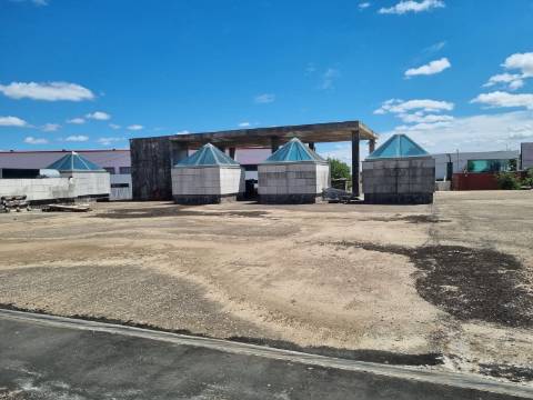 Terreno com prédio por concluir (edifício de habitação e comércio)