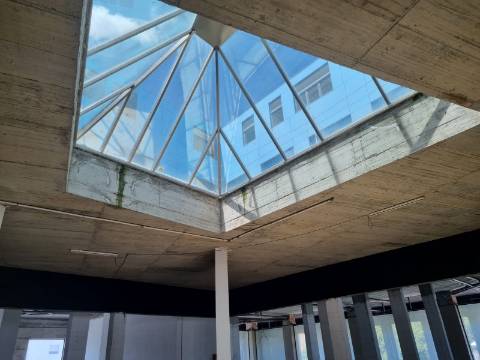 Terreno com prédio por concluir (edifício de habitação e comércio)