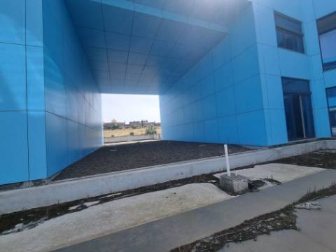 Terreno com prédio por concluir (edifício de habitação e comércio)