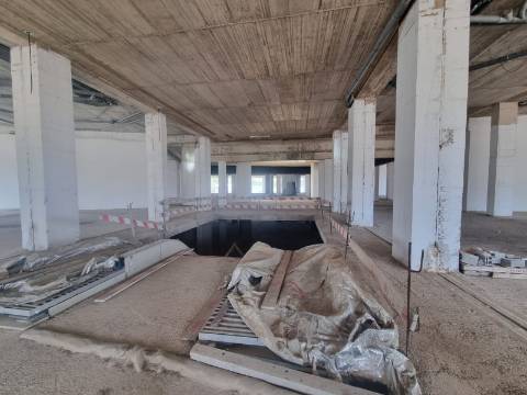 Terreno com prédio por concluir (edifício de habitação e comércio)