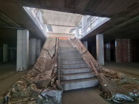 Terreno com prédio por concluir (edifício de habitação e comércio)