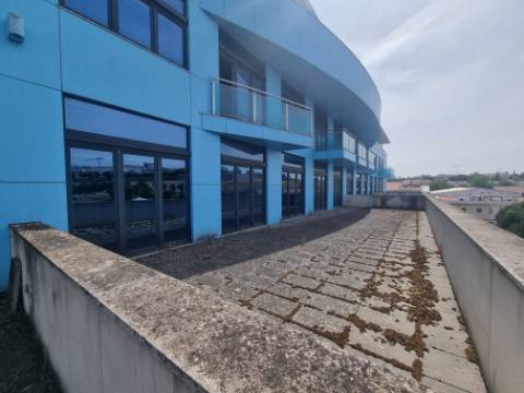 Terreno com prédio por concluir (edifício de habitação e comércio)