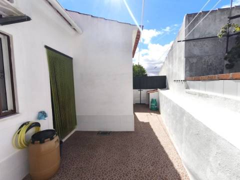 Moradia T2 com logradouro