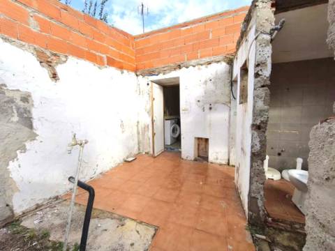 Moradia R/C com quintal