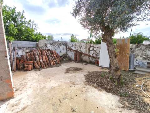 Moradia R/C com quintal