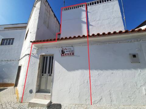 Moradia em banda T1+1 em Santa Eulália