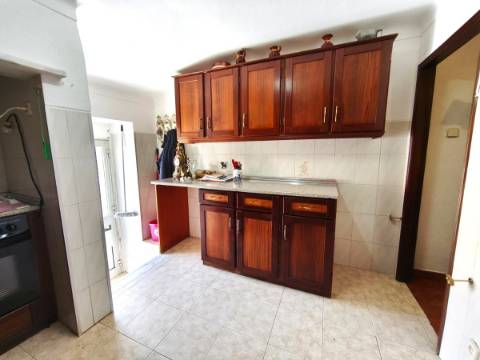 Moradia em banda T1+1 em Santa Eulália