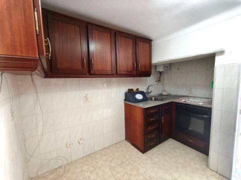 Moradia em banda T1+1 em Santa Eulália