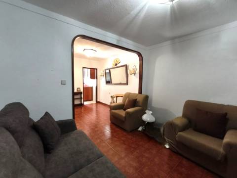 Moradia em banda T1+1 em Santa Eulália