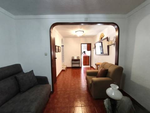 Moradia em banda T1+1 em Santa Eulália