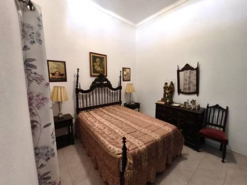 Moradia em banda T1+1 em Santa Eulália