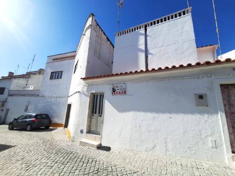 Moradia em banda T1+1 em Santa Eulália