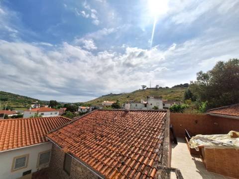 Fração de Moradia com quintal e terraço