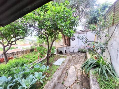 Fração de Moradia com quintal e terraço