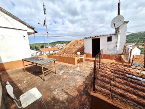 Fração de Moradia com quintal e terraço