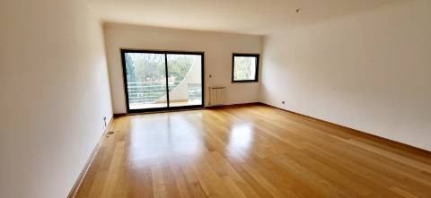 Apartamento T3 com vista desafogada e Garagem em Alcabideche