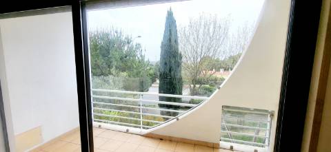 Apartamento T3 com vista desafogada e Garagem em Alcabideche