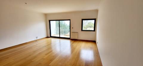 Apartamento T3 com vista desafogada e Garagem em Alcabideche