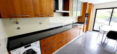 Apartamento T3 com vista desafogada e Garagem em Alcabideche