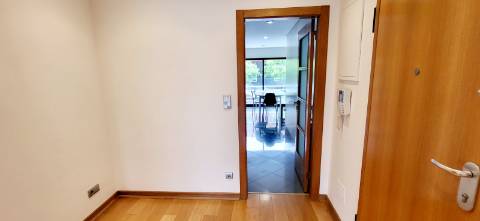 Apartamento T3 com vista desafogada e Garagem em Alcabideche