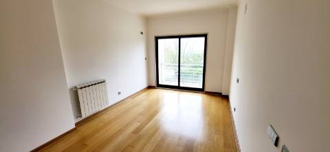 Apartamento T3 com vista desafogada e Garagem em Alcabideche