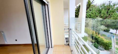 Apartamento T3 com vista desafogada e Garagem em Alcabideche