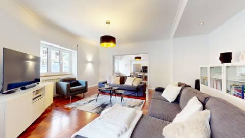 Apartamento T5 com garagem box na prestigiada Av. 5 de Outubro em Lisboa