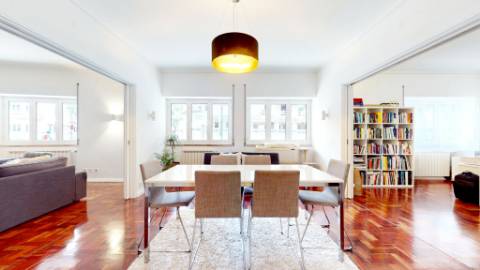 Apartamento T5 com garagem box na prestigiada Av. 5 de Outubro em Lisboa