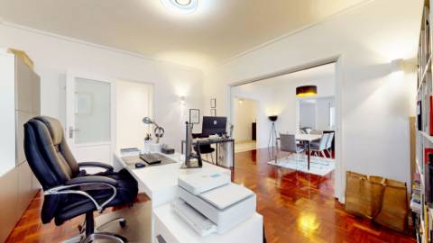 Apartamento T5 com garagem box na prestigiada Av. 5 de Outubro em Lisboa