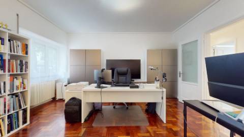 Apartamento T5 com garagem box na prestigiada Av. 5 de Outubro em Lisboa