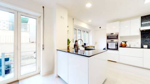 Apartamento T5 com garagem box na prestigiada Av. 5 de Outubro em Lisboa