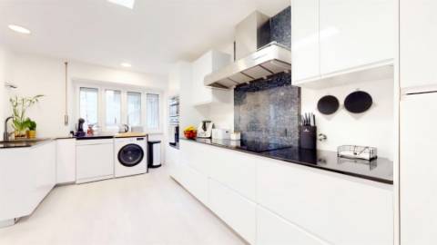 Apartamento T5 com garagem box na prestigiada Av. 5 de Outubro em Lisboa