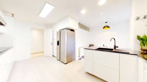 Apartamento T5 com garagem box na prestigiada Av. 5 de Outubro em Lisboa