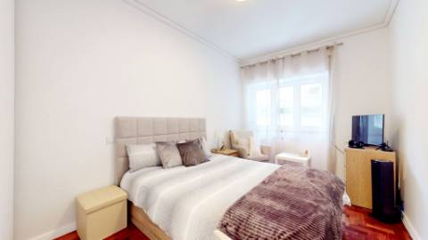 Apartamento T5 com garagem box na prestigiada Av. 5 de Outubro em Lisboa