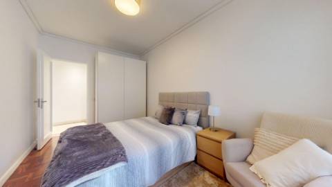 Apartamento T5 com garagem box na prestigiada Av. 5 de Outubro em Lisboa