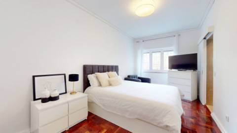 Apartamento T5 com garagem box na prestigiada Av. 5 de Outubro em Lisboa