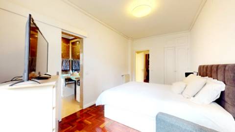 Apartamento T5 com garagem box na prestigiada Av. 5 de Outubro em Lisboa