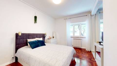 Apartamento T5 com garagem box na prestigiada Av. 5 de Outubro em Lisboa